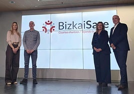 De izquierda a derecha, la alcaldesa de Ermua, Beatriz Gámiz; su homólogo de Zalla, Unai Diago; la diputada de Empleo, Cohesión Social e Igualdad, Teresa Laespada; y el regidor de Leioa, Iban Rodríguez.