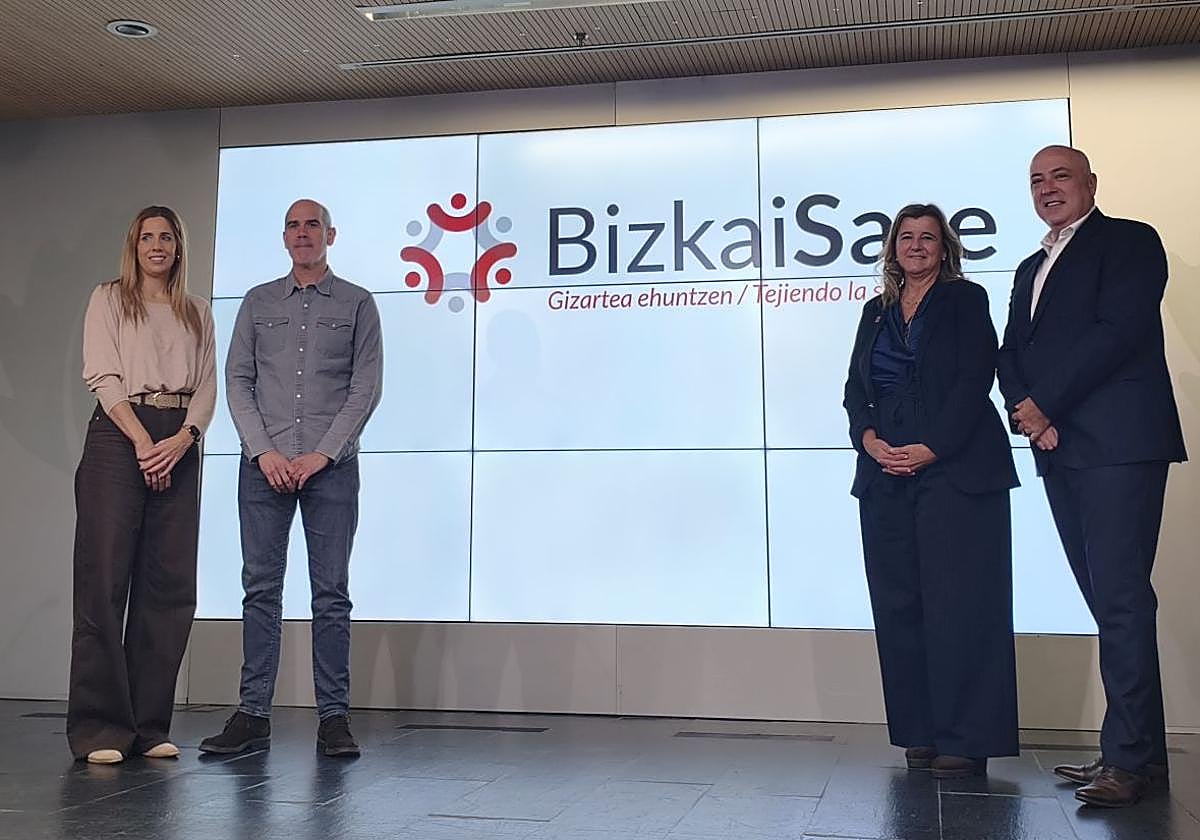 De izquierda a derecha, la alcaldesa de Ermua, Beatriz Gámiz; su homólogo de Zalla, Unai Diago; la diputada de Empleo, Cohesión Social e Igualdad, Teresa Laespada; y el regidor de Leioa, Iban Rodríguez.