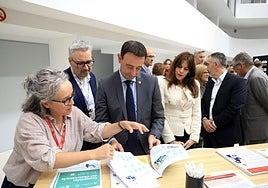 El vicelehendakari Mikel Torres y la alcaldesa Maider Etxeberria han visitado los distintos stands de la feria Merkalan.
