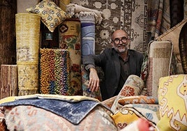 La historia de Moussa Bahraoui o cómo llevar 20 años al frente de una tienda de alfombras hechas a mano en el centro de Bilbao