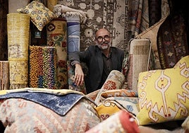 La historia de Moussa o cómo llevar 20 años al frente de una tienda de alfombras únicas y artesanales en el centro de Bilbao