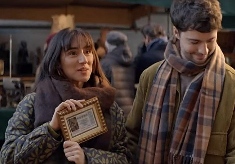 Un quinto premio del 95 pendiente de cobro y enmarcado en un mercadillo... así es el emotivo anuncio de la Lotería de Navidad