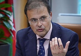 El consejero durante la entrevista