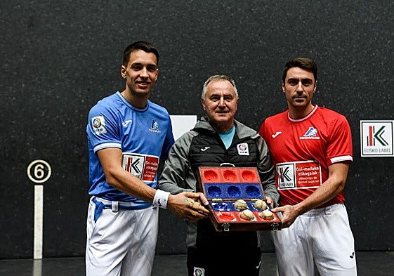 Los dos pelotaris protagonistas junto al seleccionador de material, Martín Alustiza, con las pelotas escogidas