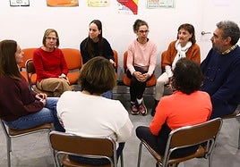 Familiares y personal de Aremi, en un encuentro en la sede de la asociación.