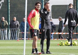Pablo Pérez departe sonriente con Galván.