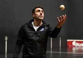 Peio Etxeberria juega con una pelota en el frontón Bizkaia.