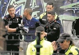 magen de agentes de la Ertzaintza y de la Policía Local, así como de personal de emergencias, en el exterior del pasadizo.