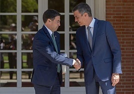 Pradales y Sánchez se saludan en La Moncloa en su último encuentro bilateral el pasado mes de julio.