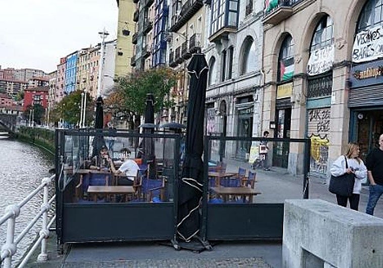 Las terrazas del Muelle de Marzana continúan abiertas pese a la orden de Costas