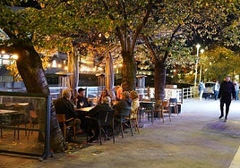 Varios clientes toman algo en una de las terrazas del Muelle de Marzana.
