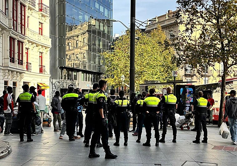 Actuación de la Policía Municipal de Bilbao contra el 'top manta'
