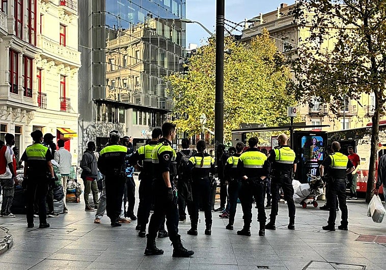 Actuación de la Policía Municipal de Bilbao contra el 'top manta'