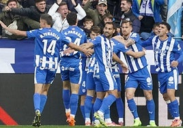 Los jugadores del Alavés se abrazan a Lucas Boyé para celebrar el segundo gol marcado contra el Espanyol.