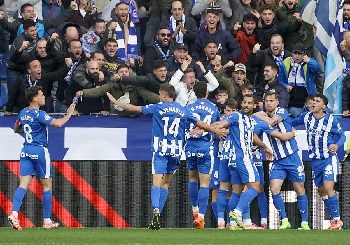 Los jugadores del Alavés se abrazan a Lucas Boyé para celebrar el segundo gol marcado contra el Espanyol.