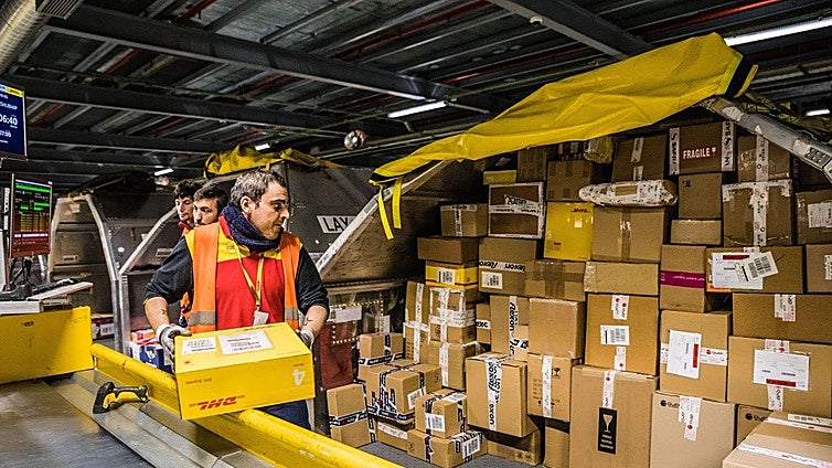 Carretillas de última generación en Correos y un gigante carguero en DHL