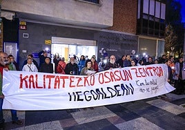 Vecinos de Adurza, San Cristóbal, Mendizorroza y Goikolarra que se han concentrado este jueves frente al ambulatorio de Olárizu.