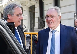 El abogado Jesús Urraza con José Antonio Jainaga este miércoles al salir de la Audiencia Nacional