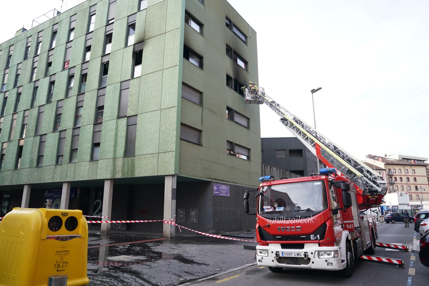 Así ha quedado el edificio de Barakaldo tras el incendio de un piso