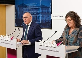 Ramiro González junto a la diputada de Hacienda, Itziar Gonzalo, en la presentación de los presupuestos.