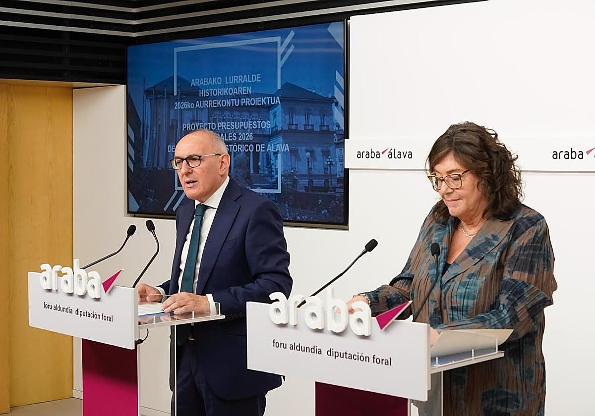 Ramiro González junto a la diputada de Hacienda, Itziar Gonzalo, en la presentación de los presupuestos.