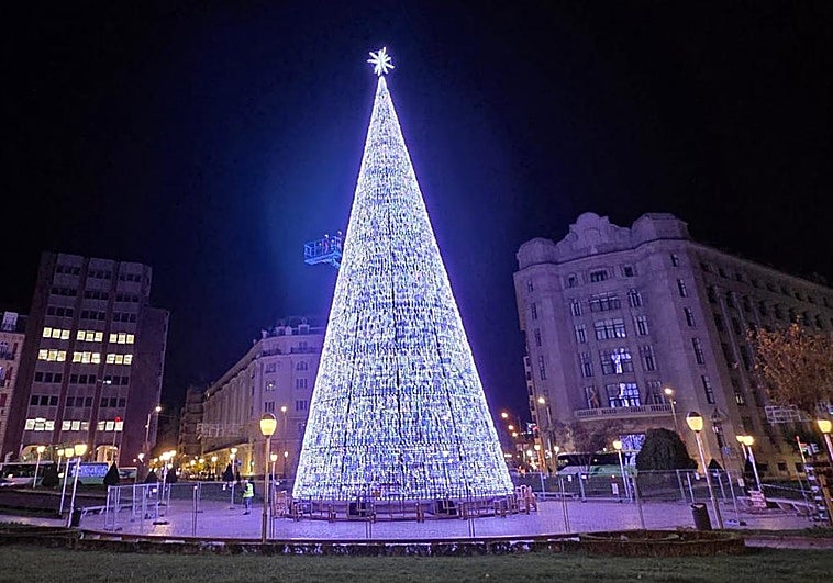 Operarios realizan pruebas de iluminación en el árbol de Navidad ubicado en la plaza Moyua.