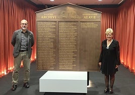 Pepe Sainz, Jefe del Servicio de Archivo, y Ana del Val, diputada foral de Cultura y Deporte, posan junto el panel conmemorativo.