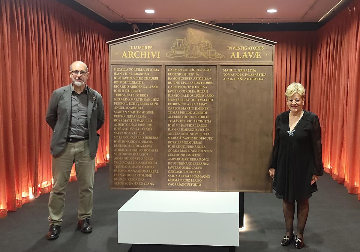 Pepe Sainz, Jefe del Servicio de Archivo, y Ana del Val, diputada foral de Cultura y Deporte, posan junto el panel conmemorativo.