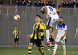 Mariano remata un balón en el partido de primera ronda de la Copa ante el Getxo.