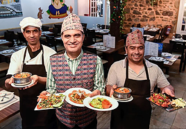 Krishna, Binod y Paras posan con algunos de sus platos.