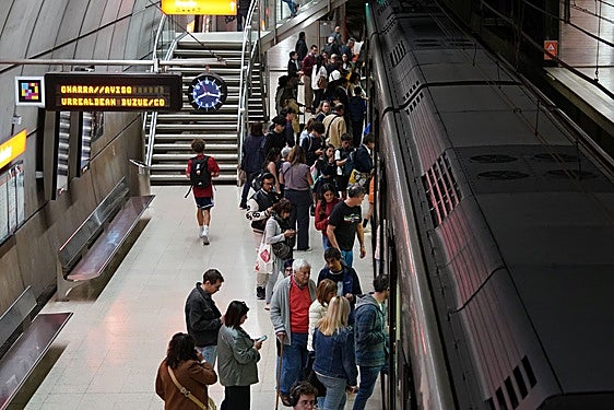 El Gobierno vasco deja en minoría a Etxanobe e impide prorrogar el descuento en el transporte