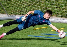 En Primera RFEF alucinan con el portero del Bilbao Athletic, Mikel Santos: «Un cachorro que se está convirtiendo en león»
