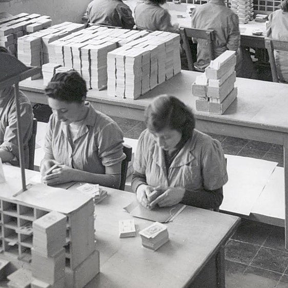 Fotograma de 'De chica en la máquina', documental acerca de la labor de las trabajadoras en Fournier.
