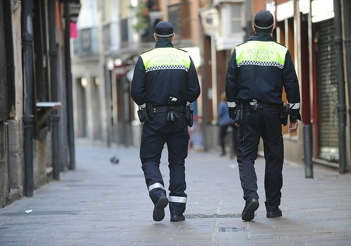 Agentes de la Policía Local patrullan por el Casco Viejo de Vitoria.