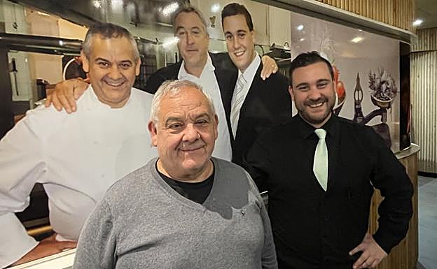 Daniel García con su hijo Mikel en Las Lías, fotografiados delante de la foto que se hicieron ambos con Robert de Niro en Zortziko en agosto de 2008, cuando el actor acudió a la inauguración de la exposición de pintura de su padre en la Sala BBK.