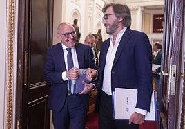 Ramiro González charla con Iñaki Oyarzábal en el pleno.