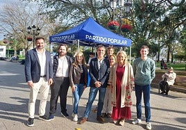 El concejal del PP en Santurtzi, Luis Ángel Urdiales, en el centro de la imagen junto a Amaya Fernández, presidenta del grupo en Bizkaia, y otros miembros del partido.