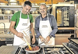 Javier Zabala y Augusto Ibáñez Sacristán Titín III, en la Sociedad Gastronómica La Rondalosa.