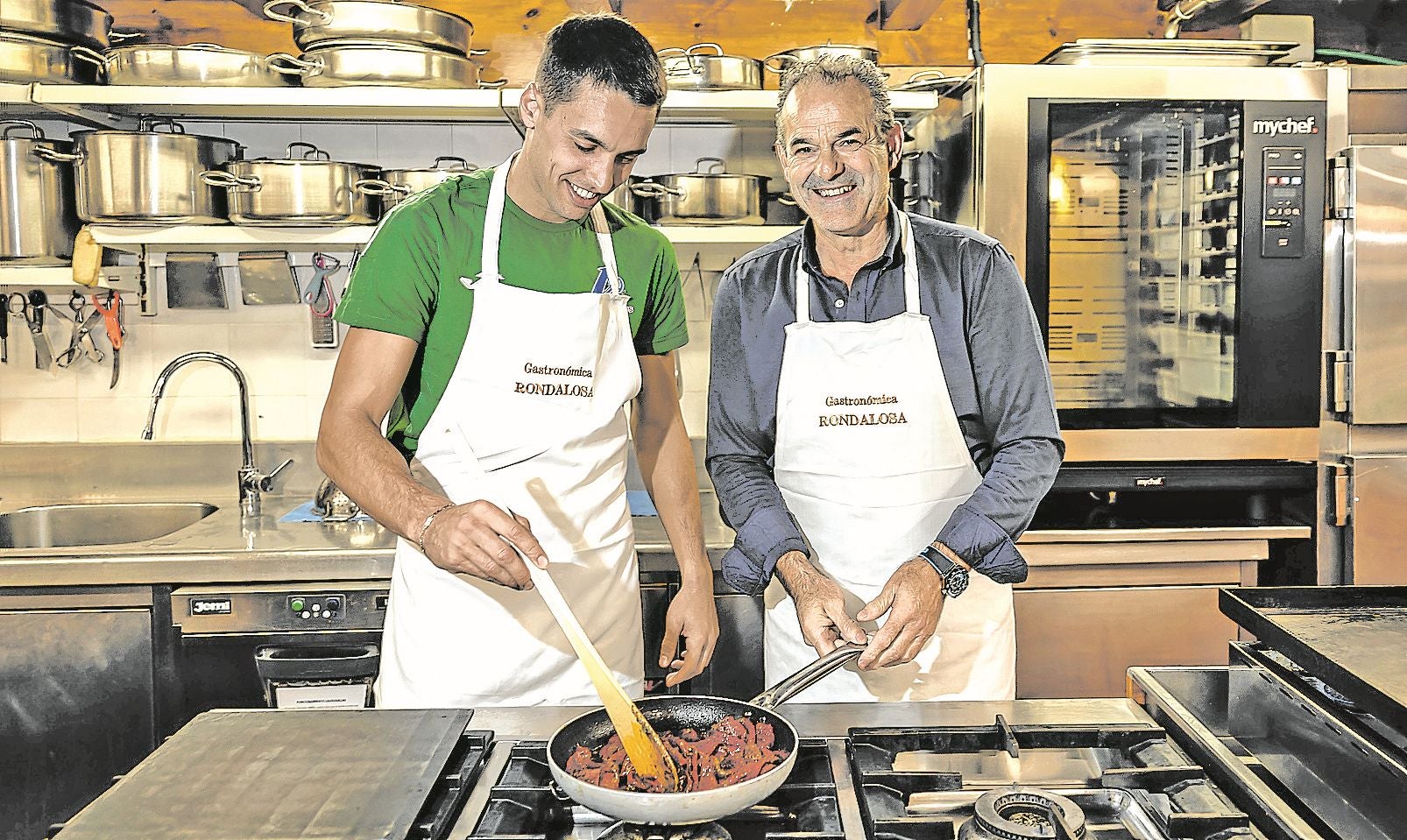 Javier Zabala y Augusto Ibáñez Sacristán Titín III, en la Sociedad Gastronómica La Rondalosa.