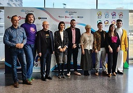 Ponentes, miembros de Ortzadar y representantes institucionales, a su llegada al Palacio Euskalduna