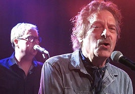 El líder Ben Arnold y el bajista suplente Cliff Hillis.