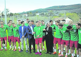 La Euskal Selekzioa posa en el cesped con el lehendakari Imanol Pradales, el presidente de la FVF Iker Goñi y la vicelehendakari primera Ibone Bengoetxea.