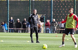 el sevillano apuesta por una línea continuista para el duelo.