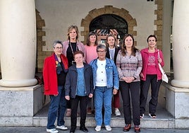 La alcaldesa, Maite Ibarra, la responsable de Bizitzen, Nuria Pousa, la gestora de Aurrerantz, Karmele Acedo y la concejala de Política Social y Feminista, Joana, Etxeberria.