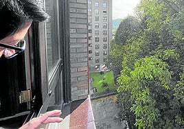 Marieli Guinea desde la ventana de su piso, que colinda con el patio del instituto Txurdinaga Behekoa, donde se encuentra la vegetación.