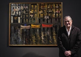 Iñaki García Ergüin este viernes en el Itsasmuseum junto a su obra 'Ondarroa'