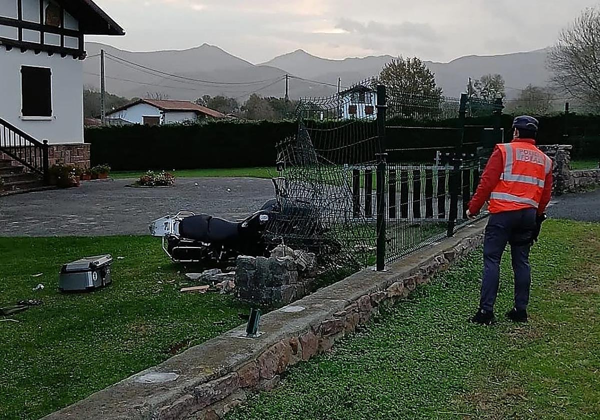 Este es el estado en el que ha quedado la motocicleta tras el accidente en Urdax.