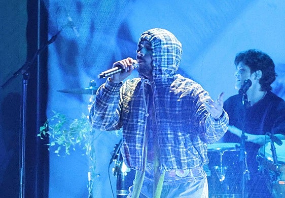 Bad Bunny triunfa en unos sorpresivos Grammy Latinos que también premian a Alejandro Sanz y Aitana