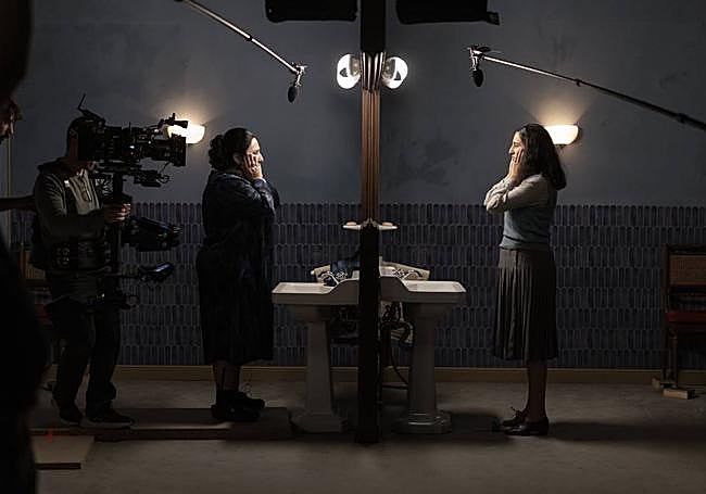 Las dos actrices que interpretan a la soprano en diferentes épocas coinciden en una escena.