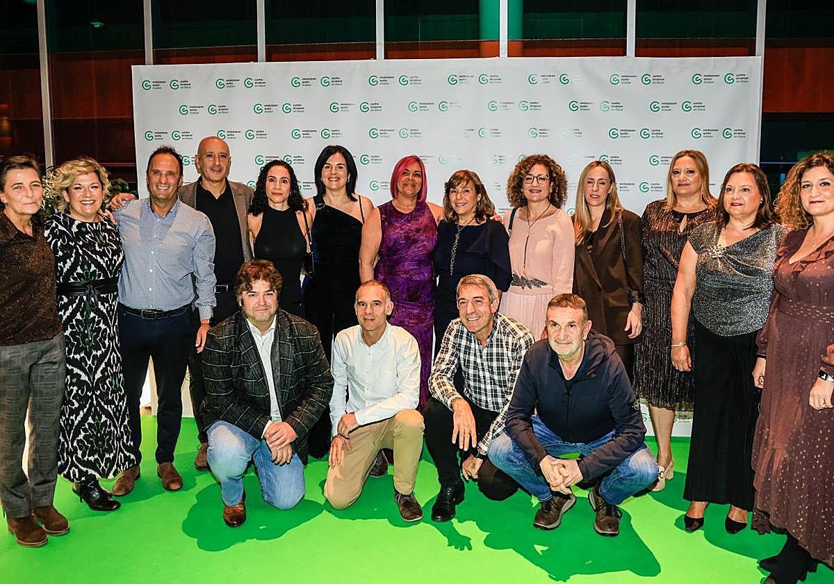 Enrique Bárez, José Guinea, Laura Tomás, Arantza Tomás y María Hidalgo, de OSI Araba, posaron con compañeros y compañeras de la organización sanitaria.